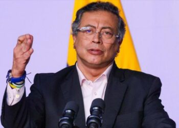 Petro denuncia que misiles de EEUU caen sobre pesqueros colombianos