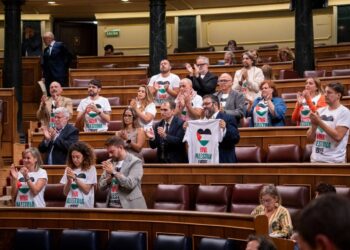 Enrique Santiago denuncia que “PP y Vox son selectivos con los genocidios” y advierte de que “quien no condena el israelí se avergonzará siempre por los palestinos exterminados por el supremacismo”