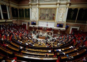 Continúa el debate presupuestario en Francia tras un arranque marcado por el conflicto