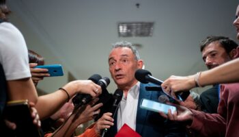 Enrique Santiago reclama al PP que “deje de enredar” y exija ya a Mazón “aclarar qué hacía el día de la Dana y pida perdón a las víctimas” en vez de empeñarse en ir al funeral de Estado