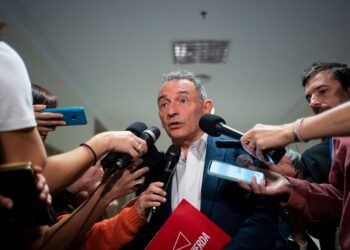 Enrique Santiago reclama al PP que “deje de enredar” y exija ya a Mazón “aclarar qué hacía el día de la Dana y pida perdón a las víctimas” en vez de empeñarse en ir al funeral de Estado