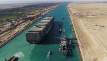 Egipto intenta restablecer ingresos del Canal de Suez