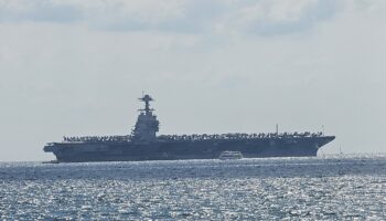 El portaaviones USS Gerald R. Ford sigue amarrado en la Bahía de La Palma pese a las protestas y quejas de diferentes colectivos