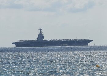 El portaaviones USS Gerald R. Ford sigue amarrado en la Bahía de La Palma pese a las protestas y quejas de diferentes colectivos