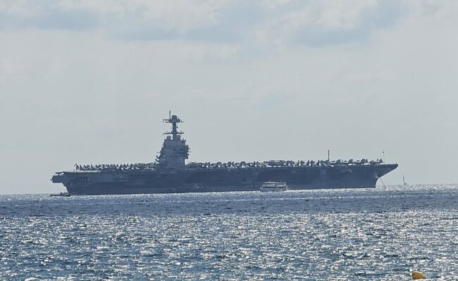 El portaaviones USS Gerald R. Ford sigue amarrado en la Bahía de La Palma pese a las protestas y quejas de diferentes colectivos