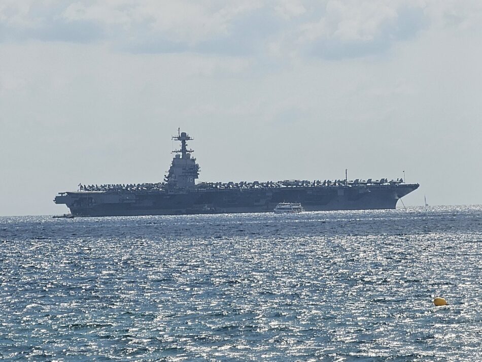 El portaaviones USS Gerald R. Ford sigue amarrado en la Bahía de La Palma pese a las protestas y quejas de diferentes colectivos