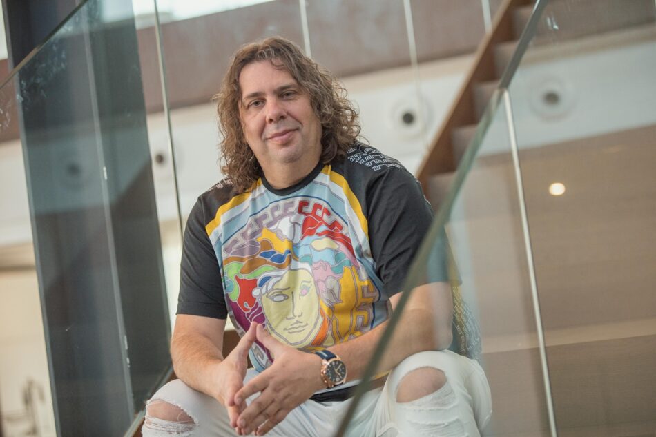 Entrevista con el escritor Quini Amores: “Existe un sistema perfectamente diseñado para mantener a la mayoría de las personas distraídas”