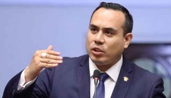 El nuevo presidente de Perú, José Jeri, inaugura su agenda con un encuentro con mandos militares