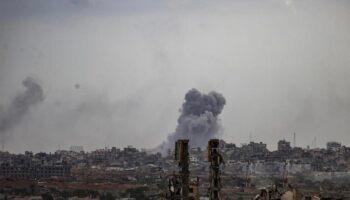 Israel comienza retirada parcial de Gaza, pero continúa ataques