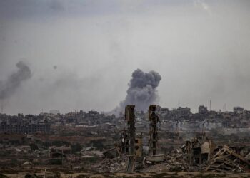 Israel comienza retirada parcial de Gaza, pero continúa ataques