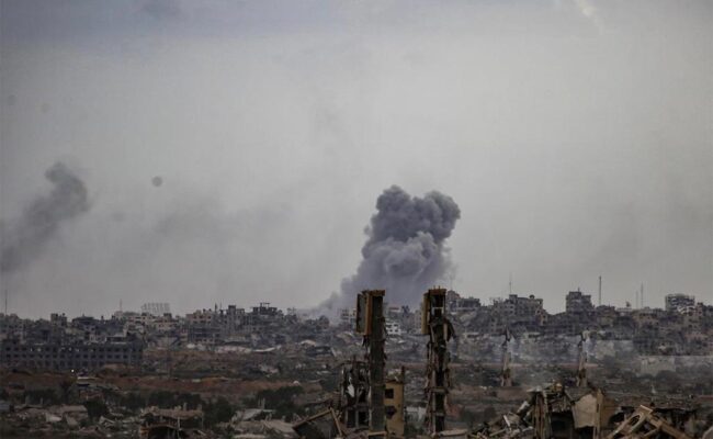 Israel comienza retirada parcial de Gaza, pero continúa ataques