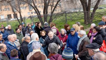 Los mayores llevarán al pleno de San Blas su enfado por el retraso en la construcción del centro de mayores de Las Rosas y la mala cobertura de telefonía móvil