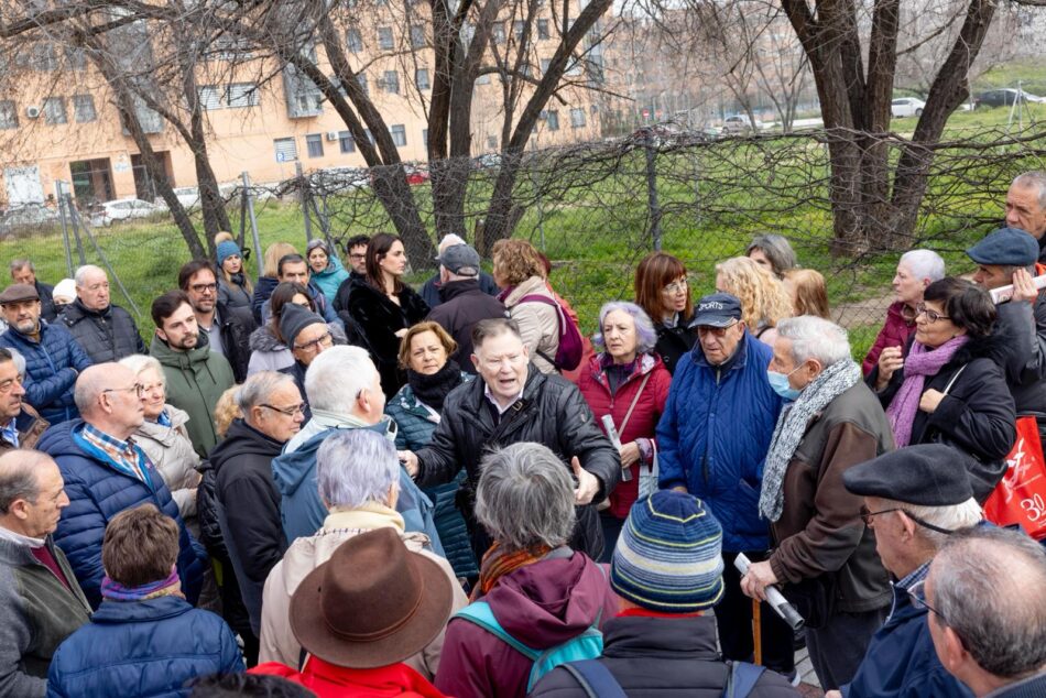 Los mayores llevarán al pleno de San Blas su enfado por el retraso en la construcción del centro de mayores de Las Rosas y la mala cobertura de telefonía móvil
