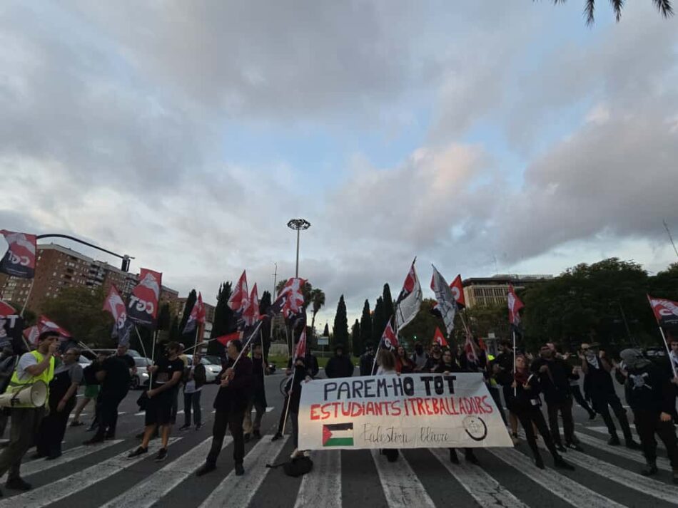 CGT bloquea la V-21 a la entrada de València con motivo de la Huelga General por Palestina