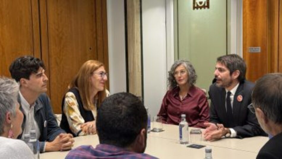 Izquierda Unida, Sumar y Verdes Equo reciben a Urtasun en su llegada a la Seminci