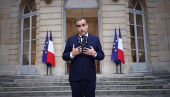 Renuncia el primer ministro francés, Sébastien Lecornu, sin llegar al mes en el cargo. Mélenchon exige un impeachment contra Emmanuel Macron
