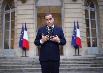 Renuncia el primer ministro francés, Sébastien Lecornu, sin llegar al mes en el cargo. Mélenchon exige un impeachment contra Emmanuel Macron