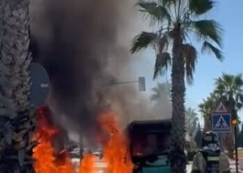 Un autobús de Movibus arde en Murcia: símbolo del abandono del transporte público regional