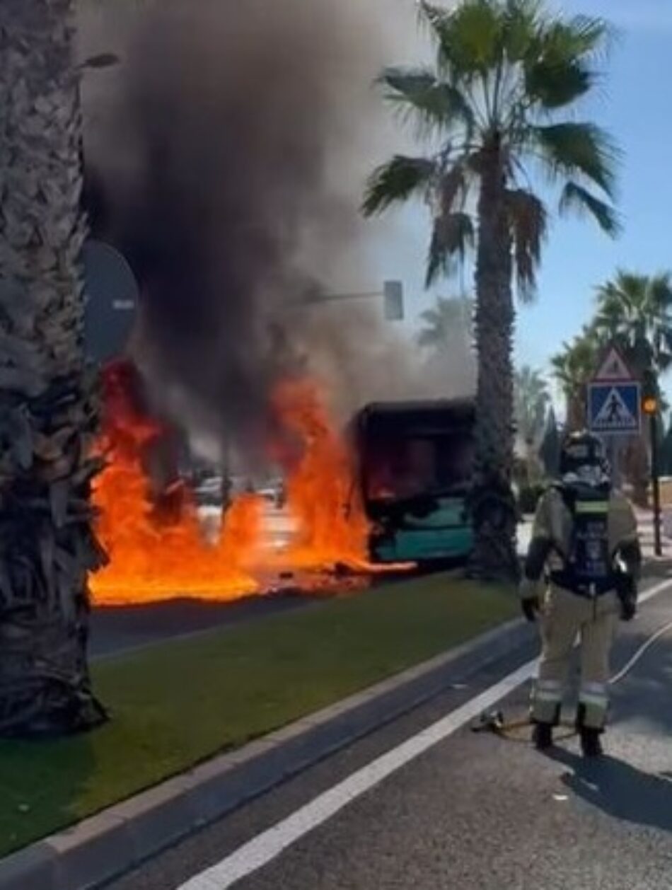 Un autobús de Movibus arde en Murcia: símbolo del abandono del transporte público regional