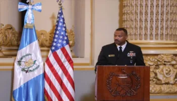 Dimite almirante que supervisaba los ataques de Estados Unidos en el Caribe
