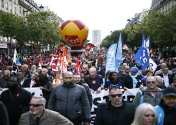 Protestan en Francia contra políticas de recortes presupuestarios del Gobierno