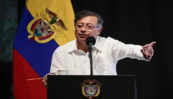 Presidente colombiano acusa a Donald Trump de desatar «una guerra étnica» en EE.UU.