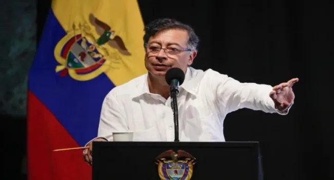 Presidente colombiano acusa a Donald Trump de desatar «una guerra étnica» en EE.UU.