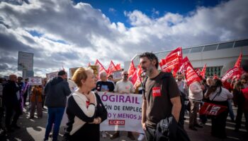 Los trabajadores y trabajadoras de LogiRAIL se concentran para exigir mejoras en sus condiciones salariales