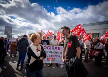Los trabajadores y trabajadoras de LogiRAIL se concentran para exigir mejoras en sus condiciones salariales