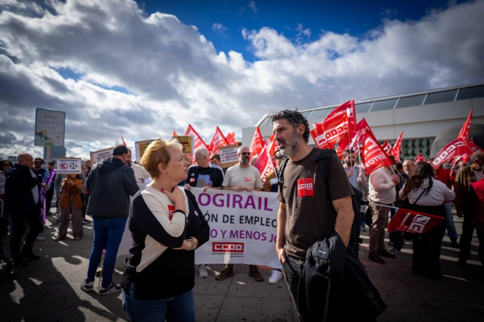 Los trabajadores y trabajadoras de LogiRAIL se concentran para exigir mejoras en sus condiciones salariales