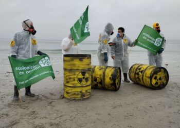 Aparición simulada de bidóns radiactivos nunha praia de Vigo