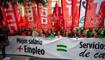 CCOO, UGT y CSIF se concentraron en toda España contra el deterioro del tejido público y para decir ¡basta ya! al ministro Óscar López: o se sienta a negociar o tendrá huelga general
