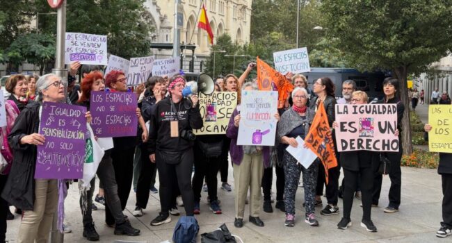 El Ayuntamiento de Madrid comienza el «desmantelamiento» de los espacios de igualdad con el traslado del Gloria Fuertes de Vicálvaro