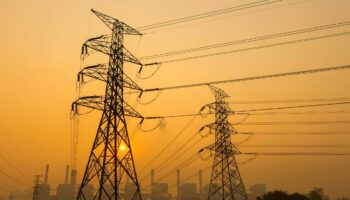 El recibo de la luz del usuario medio es un 15% más caro que hace un año, según un análisis de FACUA