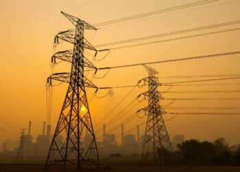 El recibo de la luz del usuario medio es un 15% más caro que hace un año, según un análisis de FACUA