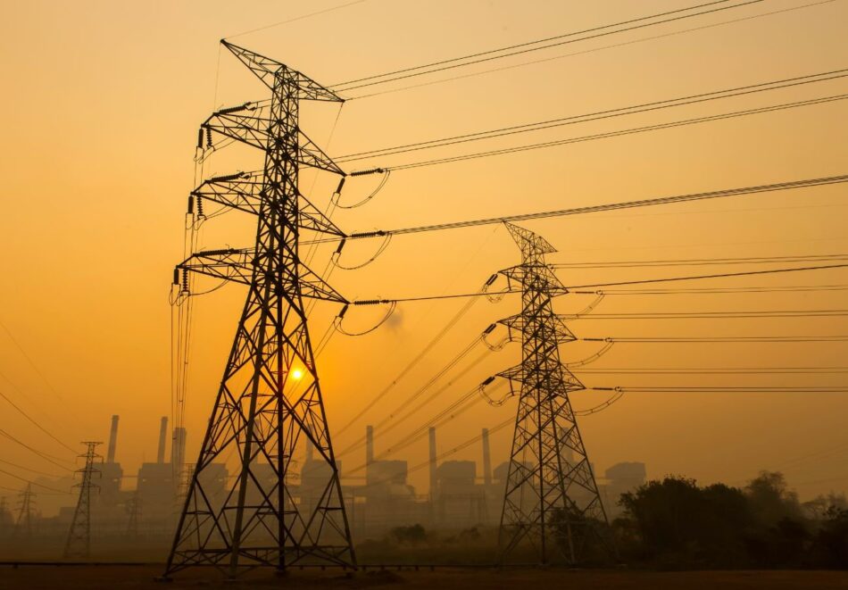 El recibo de la luz del usuario medio es un 15% más caro que hace un año, según un análisis de FACUA