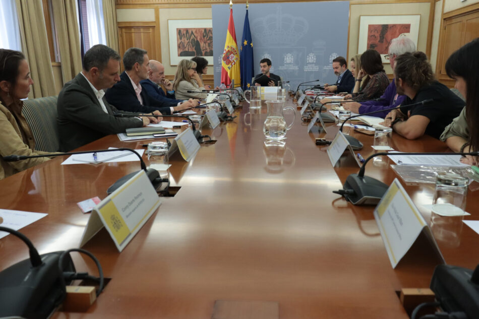 Las organizaciones especializadas en grandes simios valoran positivamente su reunión con el ministro Bustinduy, pero advierten: “Estaremos vigilantes para que se cumplan los compromisos”