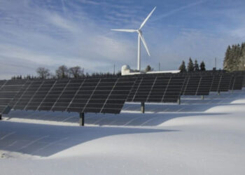 Els Comuns estableixen acords amb el Govern per aprovar el decret de renovables