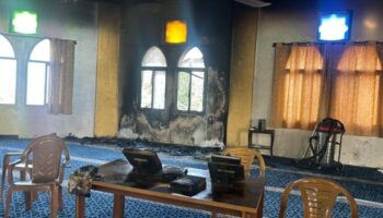Colonos israelíes atacan y prenden fuego a mezquita en Cisjordania