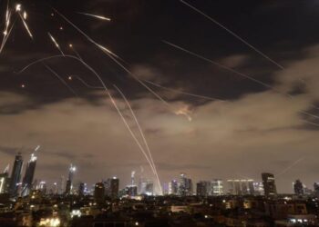 The New York Times augura: Irán lanzaría 2000 misiles a la vez en un próximo conflicto