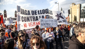 Victoria rotunda de la huelga de alquileres contra La Caixa: 1.700 pisos pasan a ser públicos y protegidos para siempre