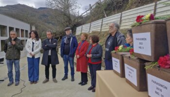 Asturias rinde homenaje y da sepultura digna a los restos de 21 víctimas de la represión franquista recuperados en Parasimón