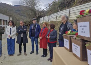 Asturias rinde homenaje y da sepultura digna a los restos de 21 víctimas de la represión franquista recuperados en Parasimón