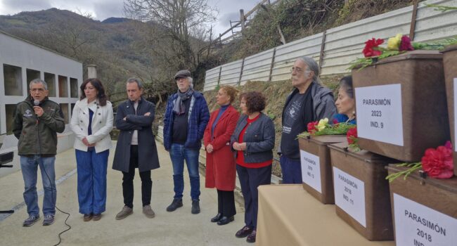 Asturias rinde homenaje y da sepultura digna a los restos de 21 víctimas de la represión franquista recuperados en Parasimón
