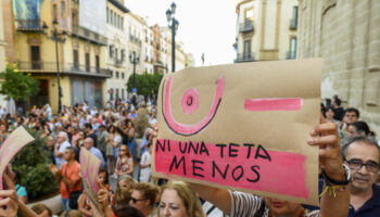 Vecinas y vecinos de los Barrios y Pueblos de Madrid por la Sanidad Pública analizan la situación de la gestión de los cribados para la detección del cáncer de mama en Madrid