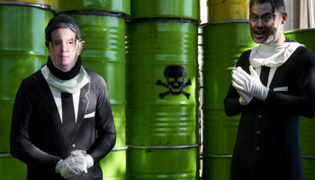 Pedro Sánchez y Luis Planas reciben un baño de pesticidas en una protesta para denunciar el acuerdo comercial entre la UE y los países del Mercosur