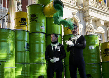 Pedro Sánchez y Luis Planas reciben un baño de pesticidas en una protesta para denunciar el acuerdo comercial entre la UE y los países del Mercosur