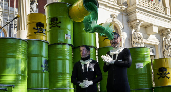 Pedro Sánchez y Luis Planas reciben un baño de pesticidas en una protesta para denunciar el acuerdo comercial entre la UE y los países del Mercosur