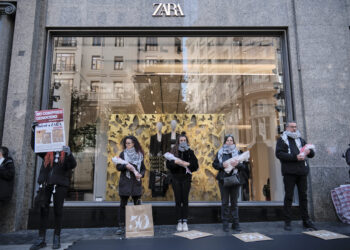 Día Sin Compras: Ecologistas en Acción  denuncia la complicidad de Zara con el genocidio en Gaza y anima a un consumo sostenible y responsable