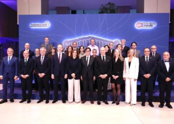 Mónica García conoce los últimos avances en oncología e inteligencia artificial del sistema catalán de salud